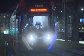 14273016 w srodku nocy i bez motorniczego w krakowie trwaja testy tramwaju autonomicznego 0 0s