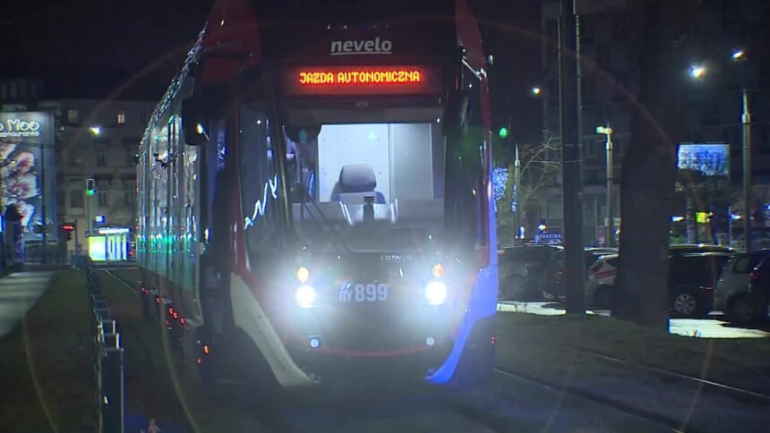 14273016 w srodku nocy i bez motorniczego w krakowie trwaja testy tramwaju autonomicznego 0 0s