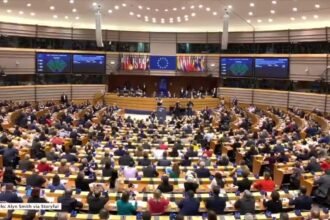 14273127 europarlament przyjal umowe o brexicie deputowani odspiewali w brytanii pozegnalna piesn 0 0s