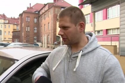 14311095 podejrzenie koronawirusa policjanci okrazyli nas trzymali 5 5 godziny w samochodzie 21 56s