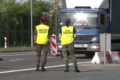 12891519 duzo ludzi denerwowalo sie gigantyczny korek na polsko niemieckiej granicy 4s