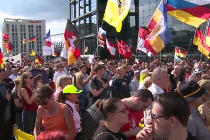 12897268 merkel musi odejsc tysiace niemcow zaprotestowalo przeciwko kanclerz 0s