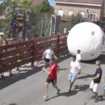 12911180 zamiast bykow ogromna kula hiszpanski festiwal inspirowany wyczynami indiany jonesa 4s