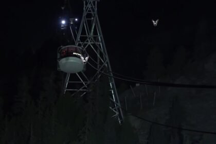 12929218 110 osob utknelo w kolejce gondolowej na mont blanc 45 turystow wciaz czeka na ratunek napisy 0s