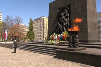 14349519 77 rocznica wybuchu powstania w getcie warszawskim premier m morawiecki i r biedron oddali hold powstancom 0 0s1
