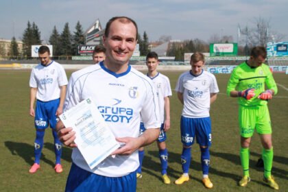 Kamil Pawlak z pamiątkowym dyplomem