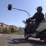 14359453 motoryzacyjny absurd na skrzyzowaniu w krakowie motocyklisci nie moga doczekac sie zielonego swiatla 7 97s