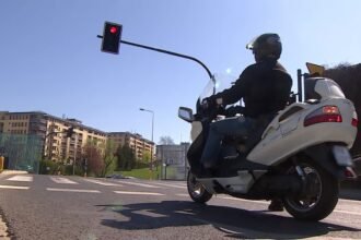 14359453 motoryzacyjny absurd na skrzyzowaniu w krakowie motocyklisci nie moga doczekac sie zielonego swiatla 7 97s