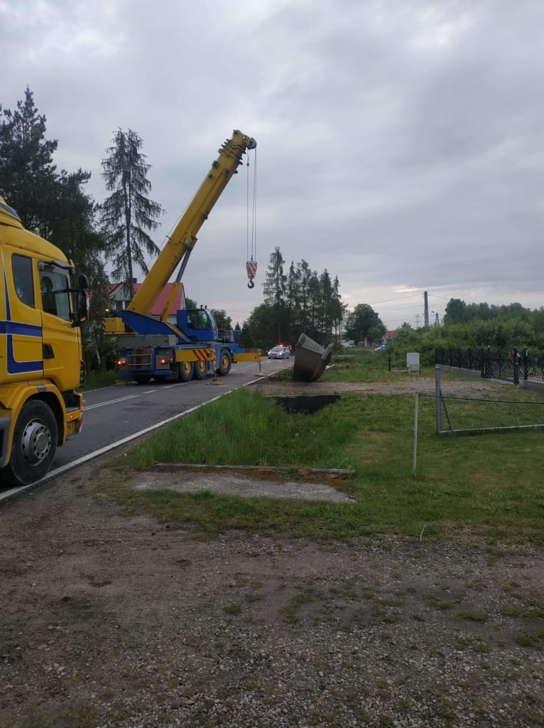 5. Dzwig usuwający przęsło mostu z drogi do rowu melioracyjnego