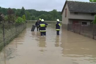 14391193 woda siegala prawie pod sufit rzeka przerwala wal i zalala lapanow w malopolsce 1 4s