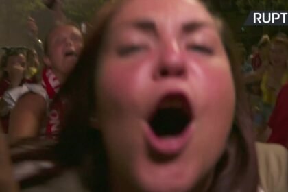 14393119 race fajerwerki i glosne spiewy kibice liverpoolu swietowali pierwsze od 30 lat mistrzostwo anglii 0 0s