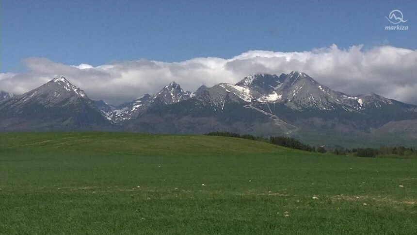 14410585 tatry oblezone nie tylko w polsce tlumy turystow po slowackiej stronie 0 0s