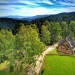 Widok na Gorce z Rabki Zdrój domek w górach