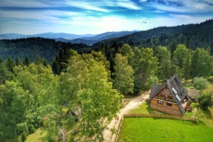 Widok na Gorce z Rabki Zdrój domek w górach
