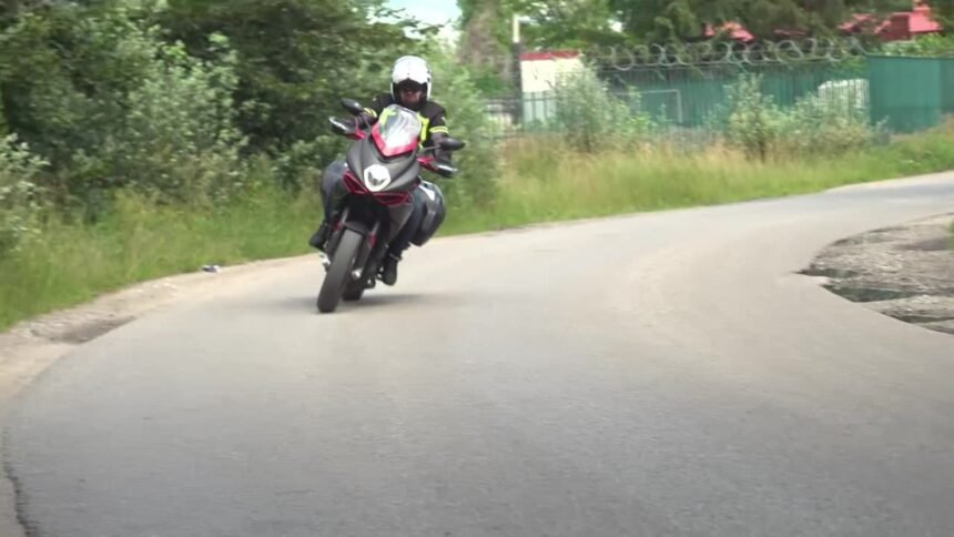 14418706 dynamiczny praktyczny i luksusowy turystyczny motocykl ktory wyroznia sie dbaloscia o kazdy detal 42 48s