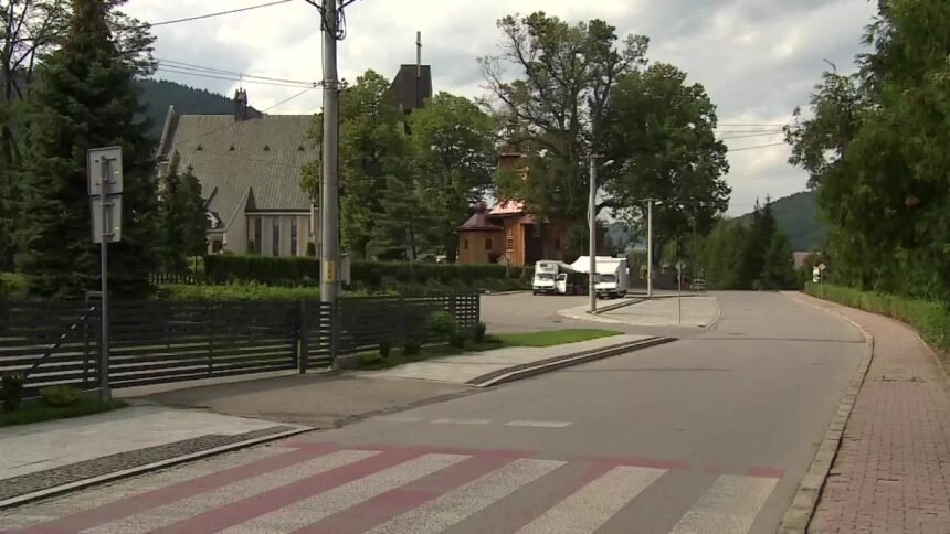14430733 jedna nauczycielka zakazona ponad 20 osob na kwarantannie w czterech malopolskich szkolach nauke rozpoczna zdalnie 0 0s