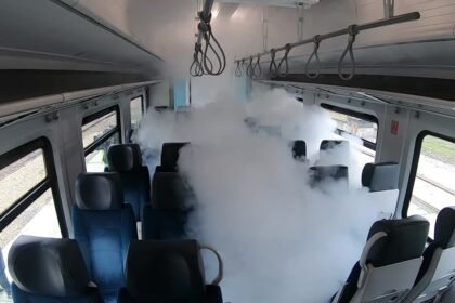 14508259 mgla w wirusa koleje slaskie dezynfekuja wnetrza pociagow za pomoca zamglawiaczy 6 76s
