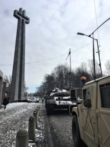 Czołg T-55, który 40 lat temu sforsował mur Kopalni Wujek wyruszył w drogę. Ponownie runęły mury, ale tym razem z zupełnie innego powodu (wideo) 3 163695783 3743159255802698 7728713690140103026 o