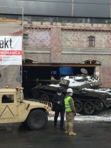 Czołg T-55, który 40 lat temu sforsował mur Kopalni Wujek wyruszył w drogę. Ponownie runęły mury, ale tym razem z zupełnie innego powodu (wideo) 4 163832350 3743158605802763 4874615549909991392 o