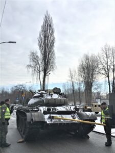 Czołg T-55, który 40 lat temu sforsował mur Kopalni Wujek wyruszył w drogę. Ponownie runęły mury, ale tym razem z zupełnie innego powodu (wideo) 2 164331408 3743159389136018 4308040535652469355 o
