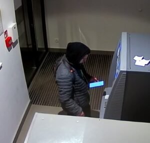 W centrum Katowic ukradł telefon, a następnie wypłacił pieniądze z bankomatu. Policja publikuje wizerunek złodzieja 2 49 651587 g