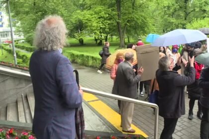 14649592 protest przed uniwersytetem pedagogicznym w krakowie w obronie prof janusza majcherka 0 0s