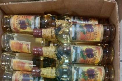 buetlki z alkoholem z napisem na etykiecie sliwowica lacka
