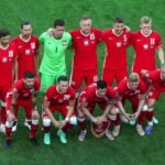 14682163 polska przegrala ze szwecja 2 3 i zajela ostatnie miejsce w grupie e robert lewandowski strzelil dwa gole 0 0s