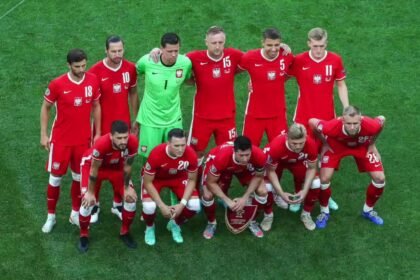 14682163 polska przegrala ze szwecja 2 3 i zajela ostatnie miejsce w grupie e robert lewandowski strzelil dwa gole 0 0s
