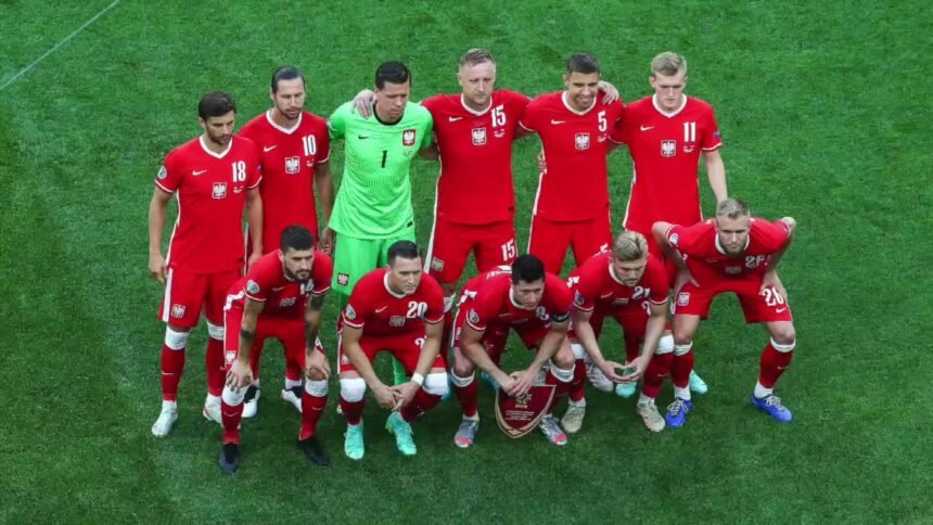 14682163 polska przegrala ze szwecja 2 3 i zajela ostatnie miejsce w grupie e robert lewandowski strzelil dwa gole 0 0s