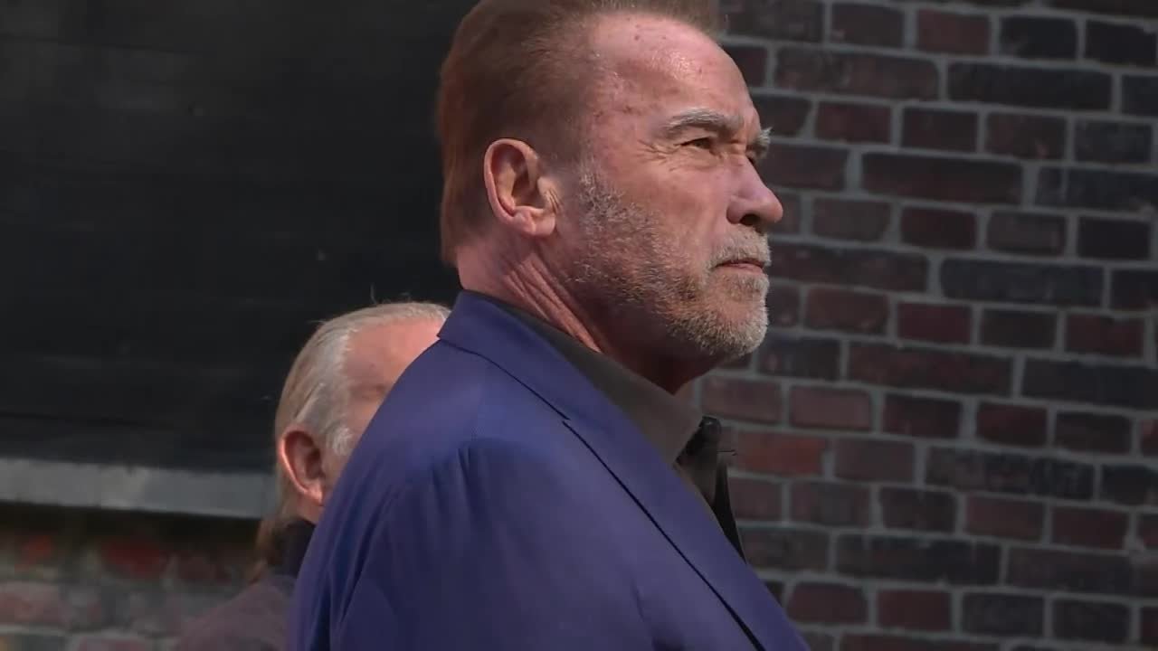 14937358 arnold schwarzenegger odwiedzil auschwitz 64 53s