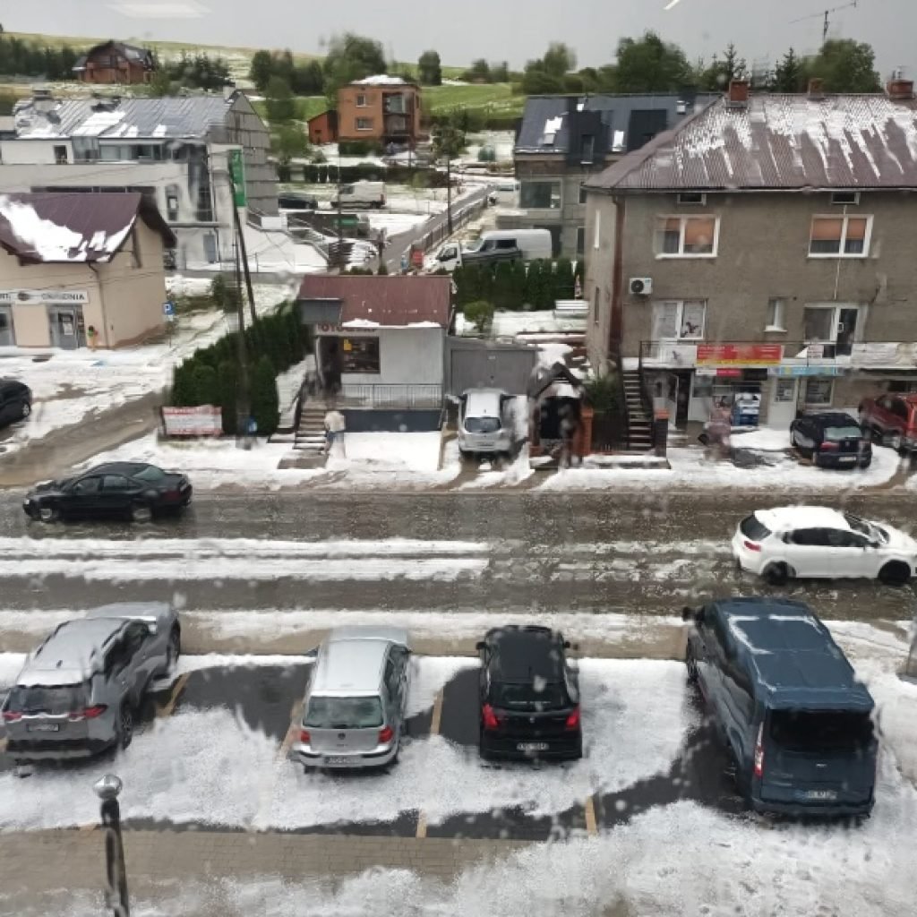 Potężne gradobicie nad małopolską gminą. Krajobraz letni zmienił się w zimowy 4 korzenna 5