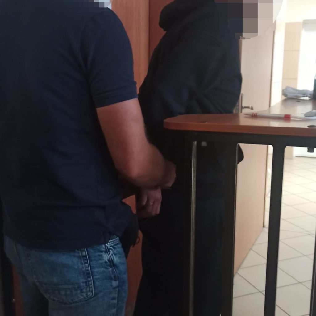 Rodzinny interes - sprzedawali luksusowe samochody. Kradzione w Europie 3 pase policja