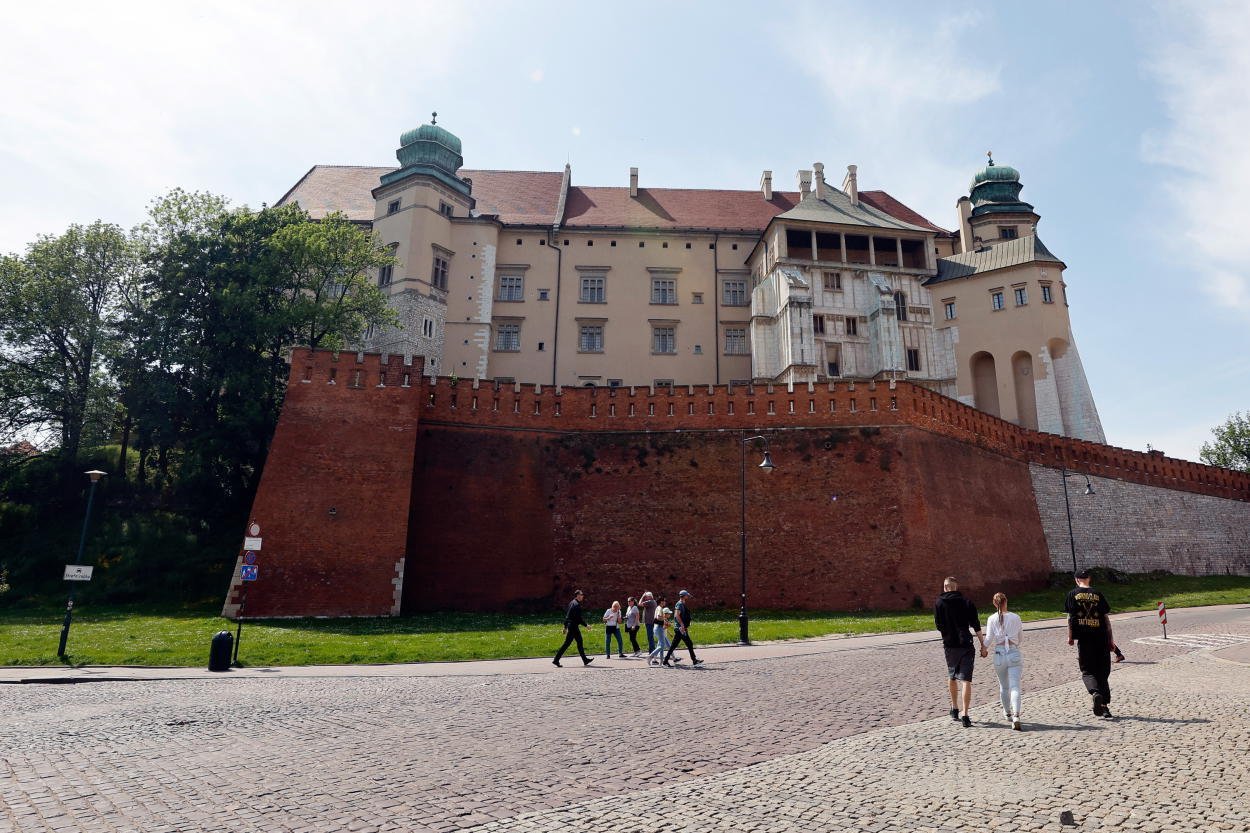 Kraków. Sygnet, monety i fragment wieży – kolejne odkrycia na Wawelu