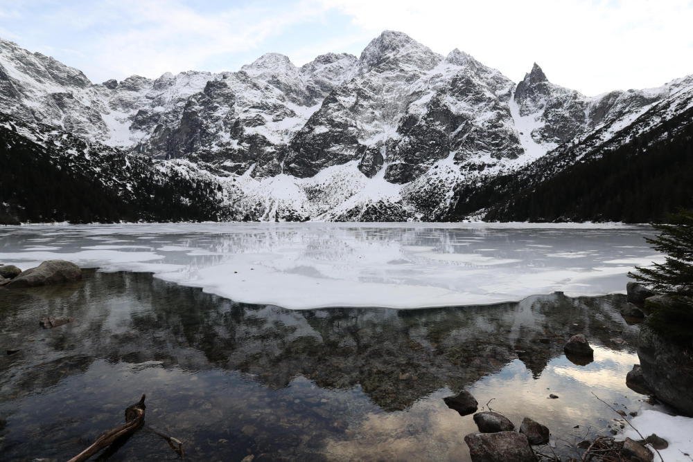 Całe Tatry zamknięte dla turystów; śnieg i znaczne zagrożenie lawinowe