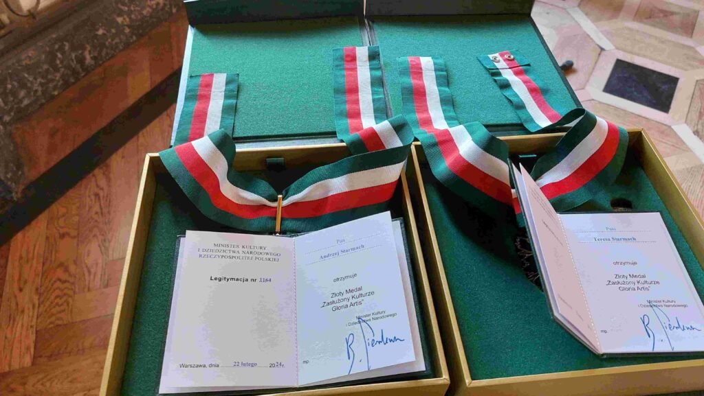 Teresa i Andrzej Starmachowie podarowali swoją kolekcję krakowskim muzeom 3 starmach medale 1