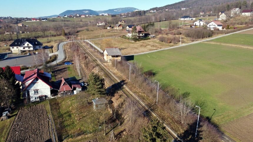 Widok z lotu ptaka na peron w Chomranicach fot. Piotr Hamarnik 8bfb3bafd5
