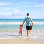 wakacje ojciec z dzieckiem pixabay