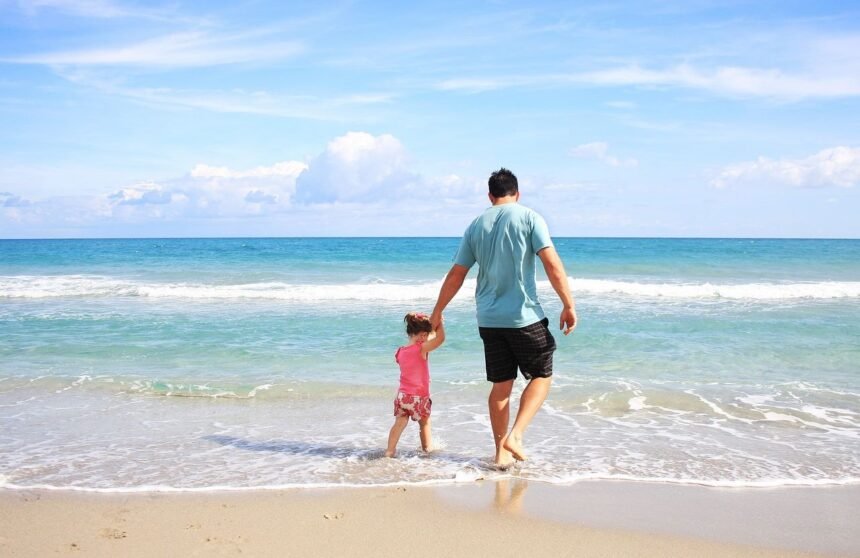 wakacje ojciec z dzieckiem pixabay