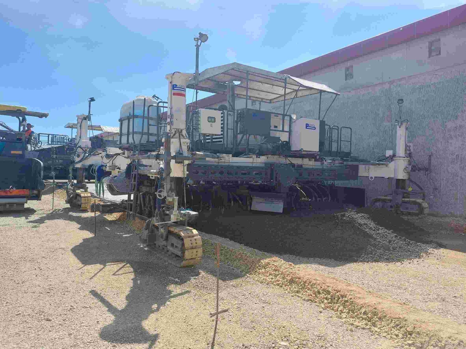 Budowa północnej obwodnicy Krakowa. Leją nawierzchnię z betonu w tunelu w Zielonkach [wideo, zdjęcia]