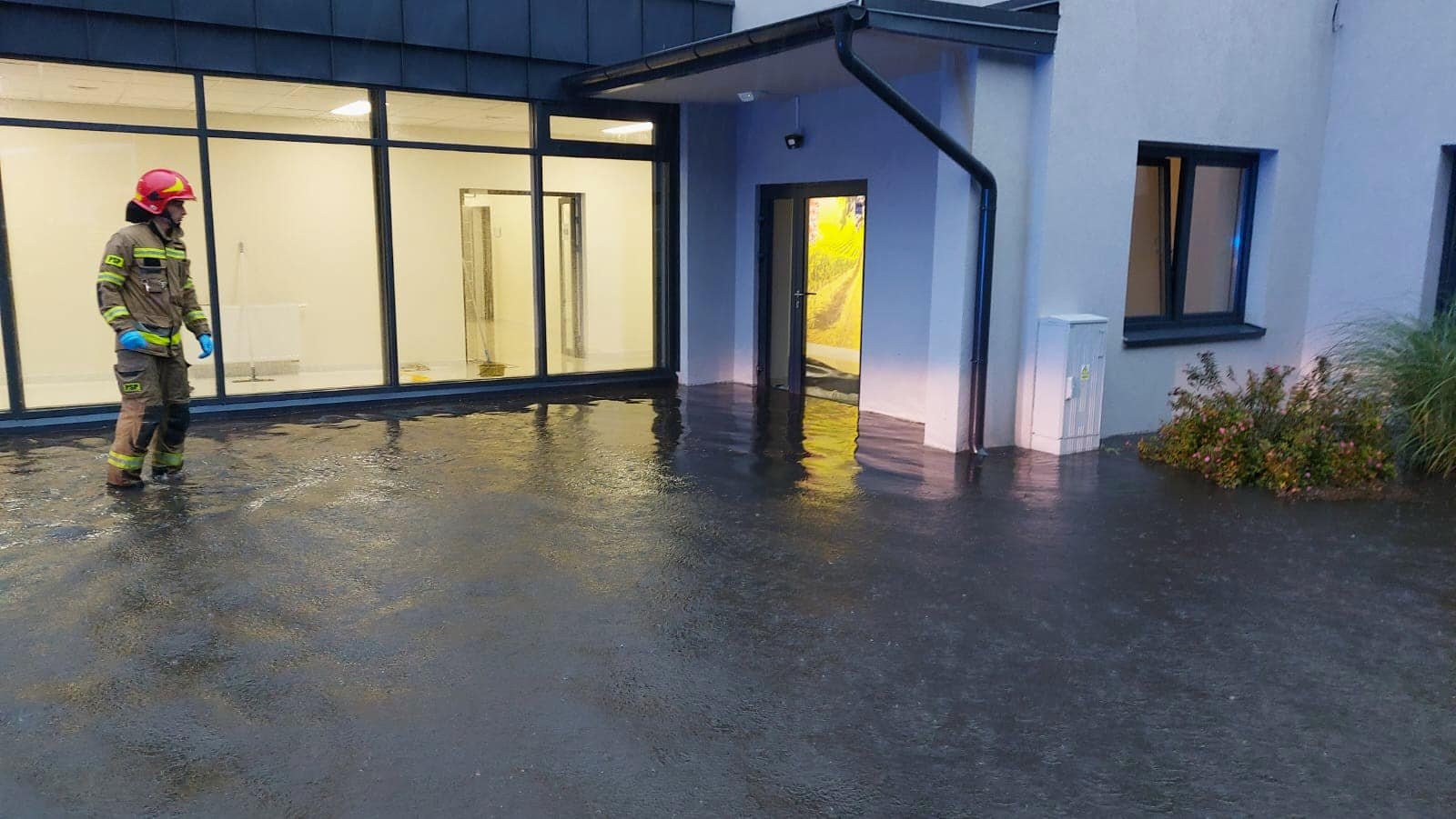 Przeszedł front burzowy – zalane budynki i drogi, połamane drzewa i zerwane dachy