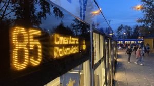 Na groby tramwajem, przy bramie kwestarz z puszką. Kraków przed Wszystkimi Świętymi