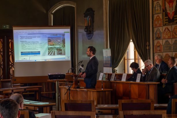 Kolej Aglomeracyjna konferencja7674 Enhanced NR