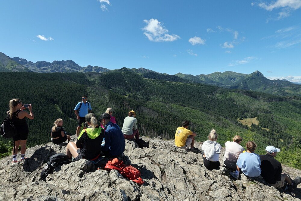Tatry: po opadach śniegu w górach ocieplenie; na szlakach tłumy turystów