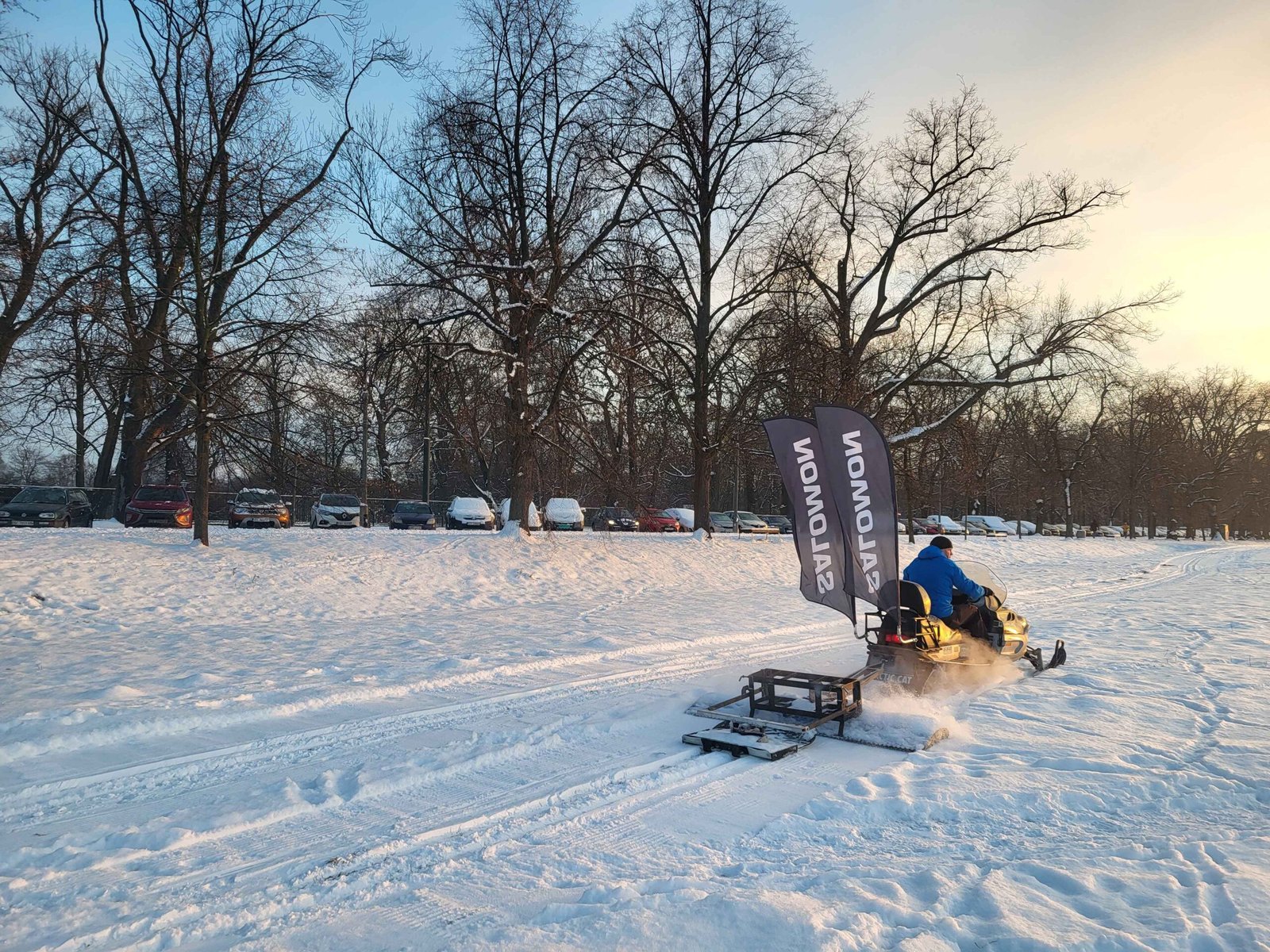 Kraków. Trasa do narciarstwa biegowego na Błoniach; jest też mapka górek saneczkowych