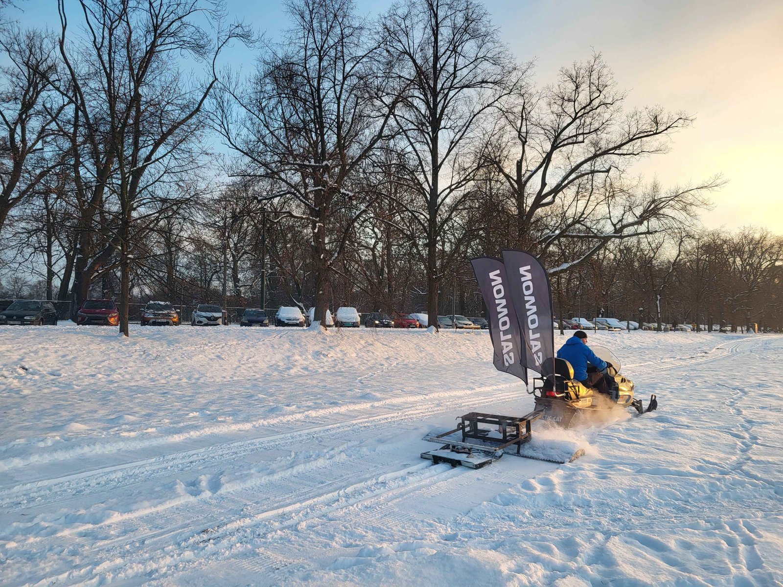Kraków. Trasa do narciarstwa biegowego na Błoniach; jest też mapka górek saneczkowych