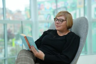 Czujesz ciągłe napięcie i gonitwę myśli? Książki psychologiczne pomogą je zrozumieć