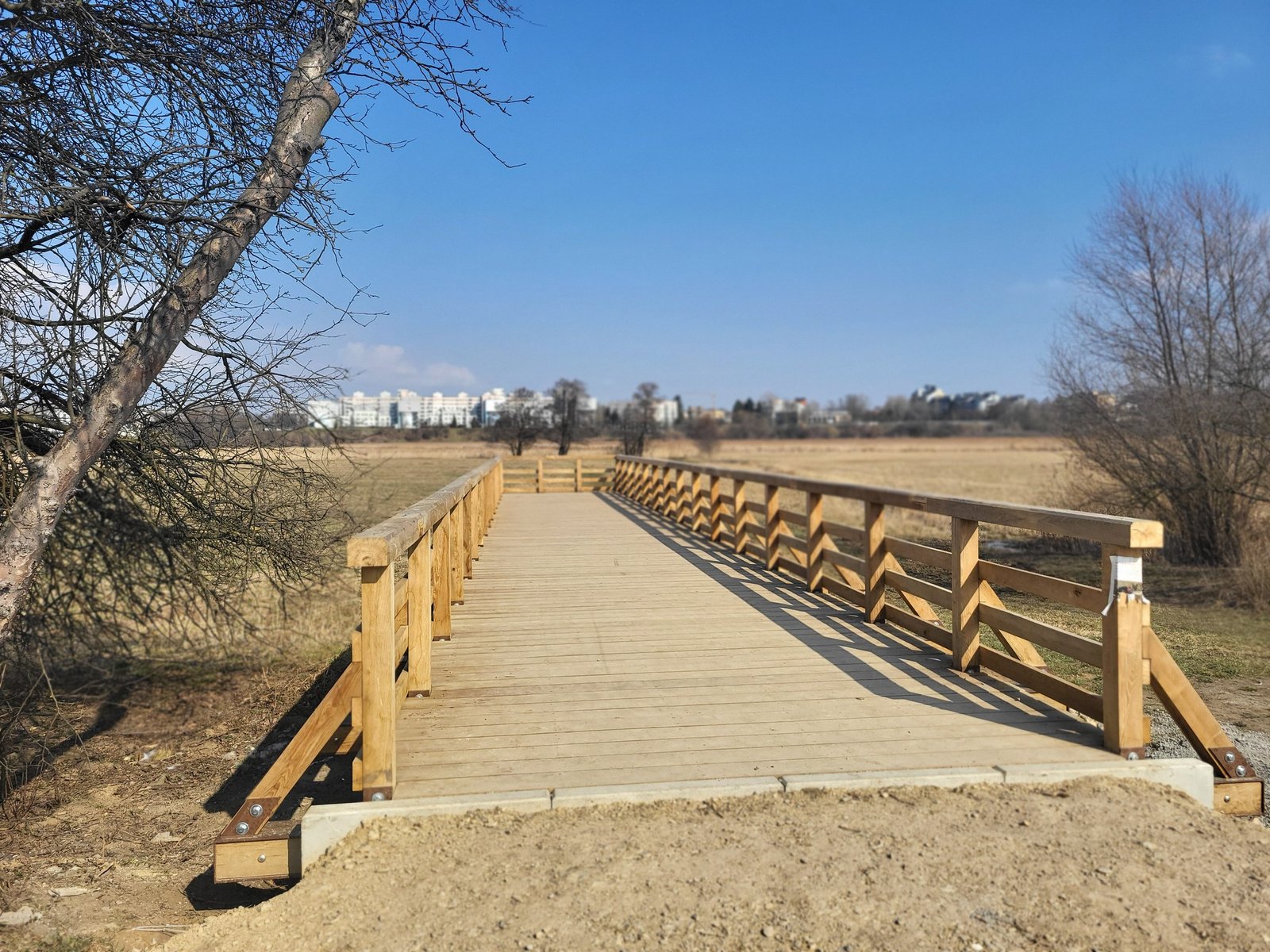 Kraków. Nowy pomost widokowy i mała architektura na Łąkach Nowohuckich