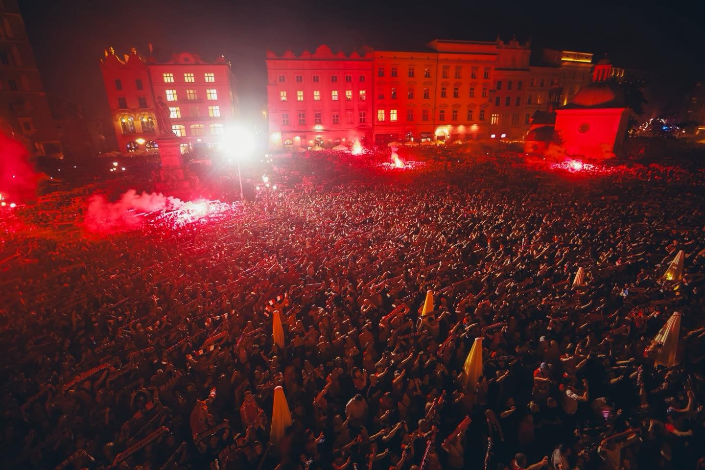 Tłum kibiców świętował awans Wisły na Rynku Głównym w Krakowie