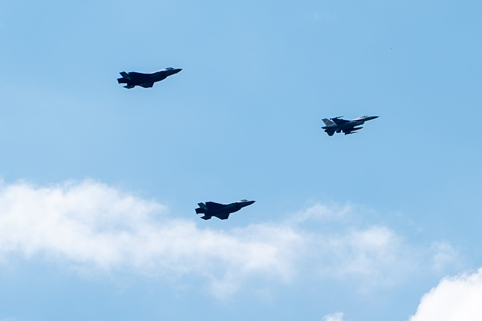 Pierwsze F-35 oficjalnie przyjęte do polskich Sił Powietrznych. W piątek przed południem przeleciały nad Wawelem